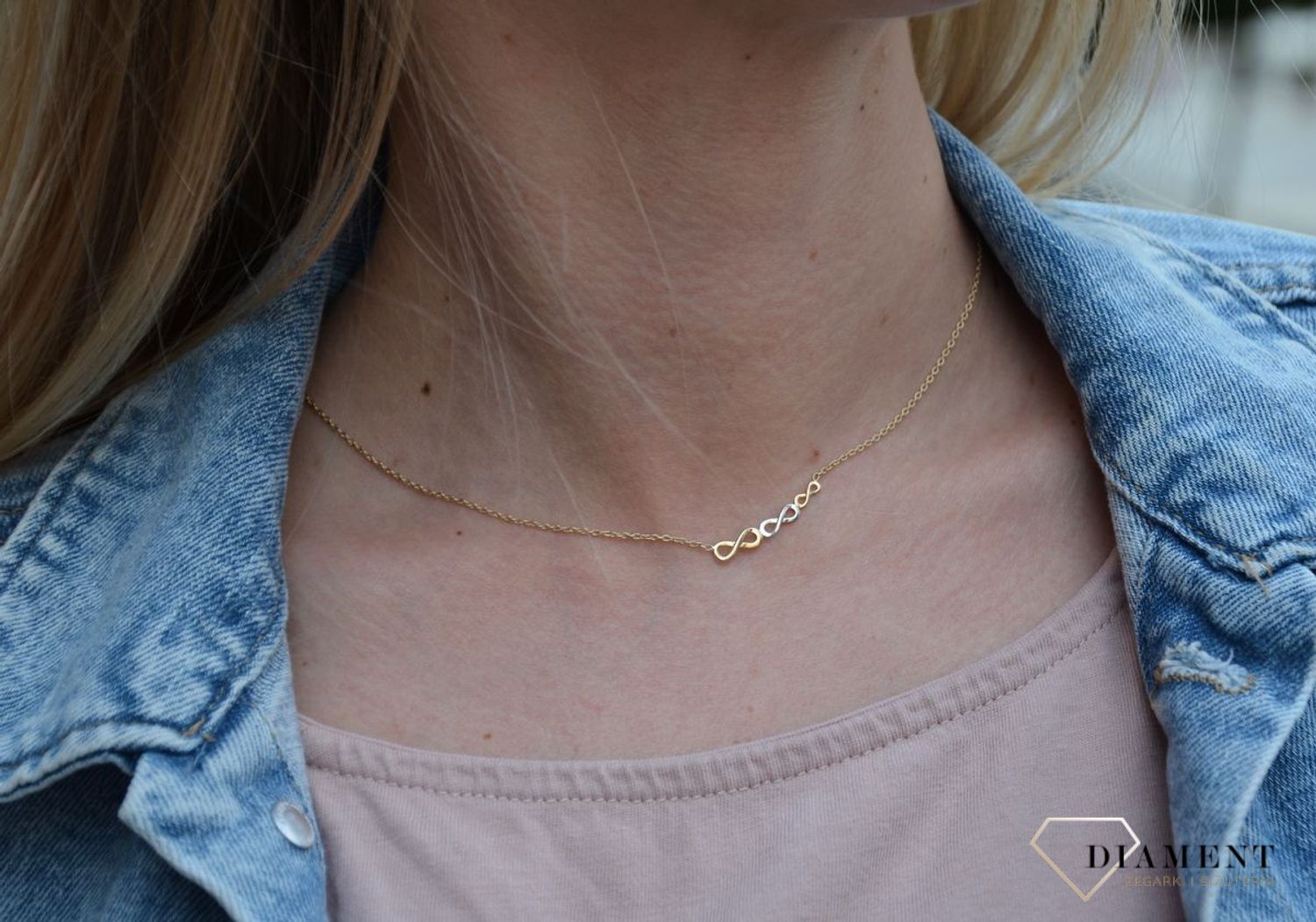 Złoty naszyjnik celebrytka z wzorem nieskończoności. Idealny zarówno na co dzień, jak i na szczególne okazje. Zgodny z najnowszymi trendami..jpg